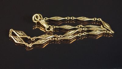 bracelet à chaîne plaqué or avec un motif de feuilles