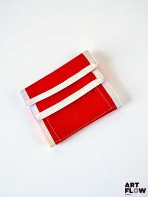 un livre rouge et blanc orné d'une bande blanche