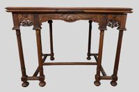 Une table à écrire à huit pieds, noyer, style Louis XVI.