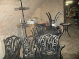 de nombreuses chaises et tables dans une pièce où se trouve un parasol