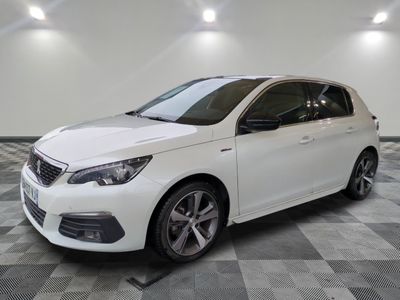 la voiture blanche est garée dans le garage sur un sol en damier