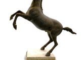 statue d'un cheval dressé sur ses pattes arrière, posée sur un socle en marbre