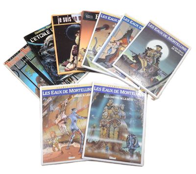 un grand nombre de livres posés sur une table