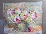 un tableau représentant des roses roses dans un vase posé sur une table