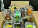 une boîte remplie de montres de différentes couleurs