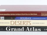 trois livres empilés sur une table