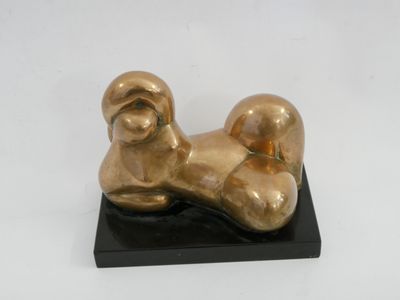 sculpture en bronze représentant un chien couché sur un socle noir