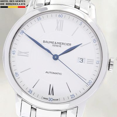 gros plan d'une montre-bracelet avec des chiffres romains