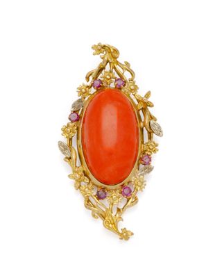 une broche en corail et diamants, signée Van Cleef