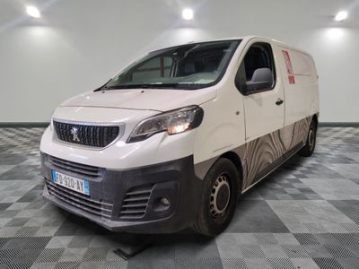 la photo d'une camionnette blanche garée dans un garage