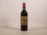 une bouteille de vin posée sur une table