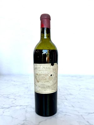 une bouteille de vin posée sur une table