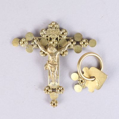 une croix en or avec un anneau en or et une croix en or avec une croix en or
