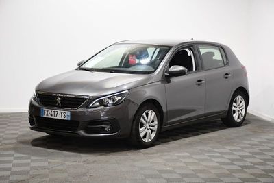 la voiture grise est garée sur le sol à carreaux d'une pièce