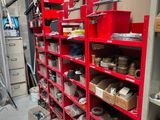 une étagère rouge remplie de nombreux objets dans une pièce