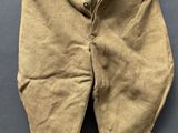 un gros plan sur un pantalon suspendu à une corde à linge