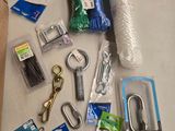 plusieurs objets posés ensemble sur une table