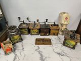 de nombreux modèles différents de moulins à café anciens sur le comptoir