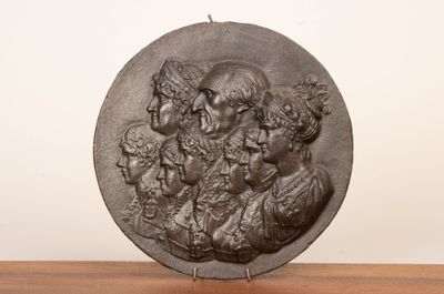 une image d'une plaque de bronze représentant un groupe de personnes