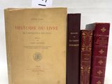 trois livres posés sur une table l'un à côté de l'autre