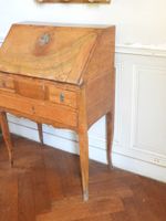 BUREAU DE PENTE d'enfant en noyer mouluré ouvrant en façade … (photo 4)