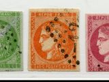 quatre timbres de couleurs différentes sur un fond blanc