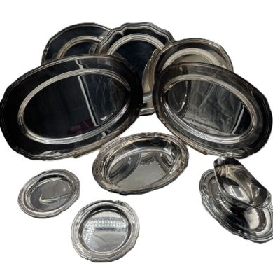 beaucoup de plats en argent posés sur une table