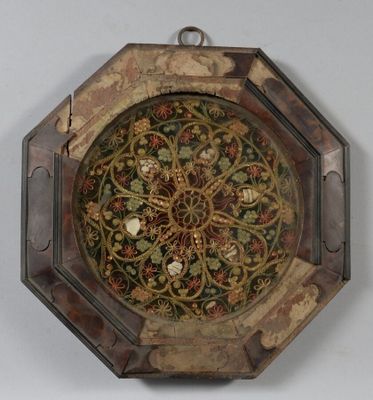 une photo d'une assiette décorative accrochée au mur