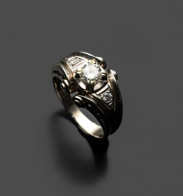 gros plan d'une bague en diamant sur une surface noire