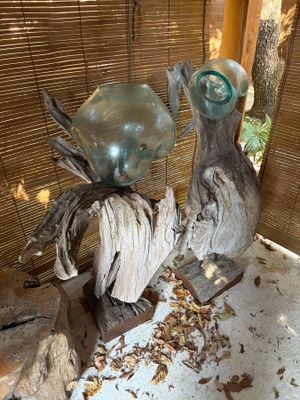 deux vases posés sur une table devant une fenêtre