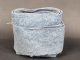 deux morceaux de tissu bleu posés l'un sur l'autre