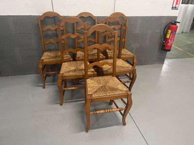 Suite de 6 chaises en merisier à dossiers ajourés et assises…