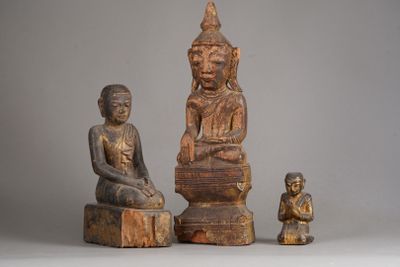 Trois statuettes en boisBirmanieComprenant un bouddha et deu…