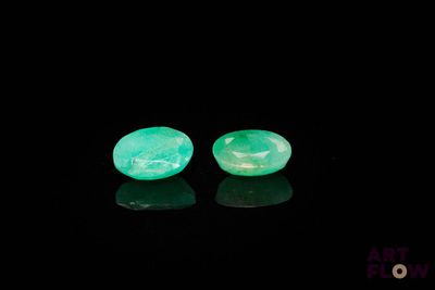une paire de pierres de jade vert sur un fond noir