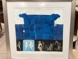 tableau encadré représentant un homme et une femme sur une plage, dans des tons bleus et blancs