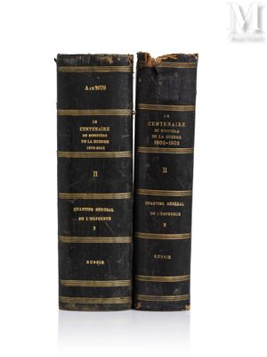 deux vieux livres posés l'un sur l'autre sur une surface blanche