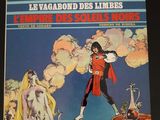 deux livres exposés sur une étagère dans une pièce