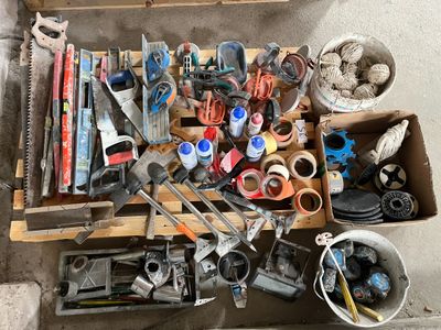 un grand nombre d'outils posés sur le sol