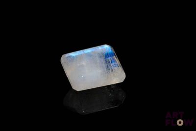 une pierre de quartz blanche sur un fond noir