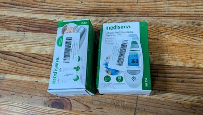 une paire de thermomètres électroniques posés sur une surface en bois