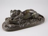 statue en bronze représentant un cheval couché, posée sur un plateau