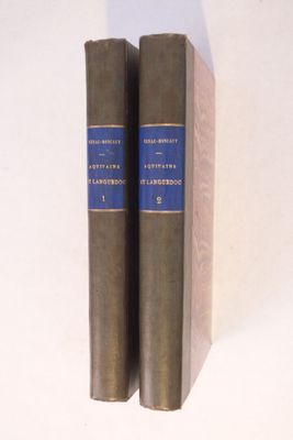 deux livres posés l'un à côté de l'autre sur une table