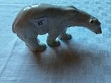 une figurine d'ours polaire posée sur une table