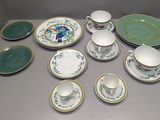 de nombreux types de tasses à thé et de soucoupes sur la table