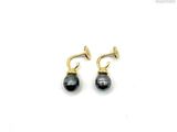 une paire de boucles d'oreilles en perles noires avec des crochets plaqués or