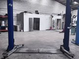 une photo d'un garage rempli de matériel