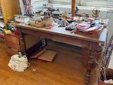 une photo d'un bureau encombré dans une pièce en désordre