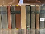 beaucoup de livres posés sur une étagère en verre