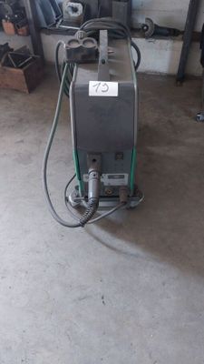 l'image d'une machine dans un garage