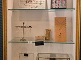 une vitrine contenant de nombreux objets, située dans une pièce